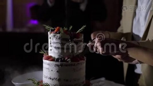 结婚蛋糕。 派对上传统的庆祝甜点。 新郎新娘切块视频