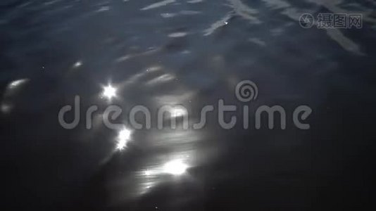 阳光照耀在水面上。视频