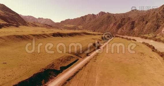 阳光明媚的夏季早晨，空中乡村山路和草地。 沥青公路和河流..视频