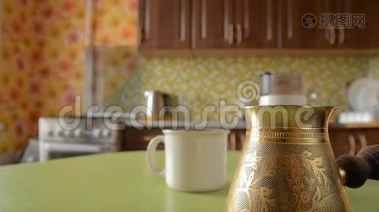 家里的咖啡在桌子上。视频