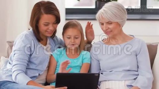 母亲、女儿和祖母带平板电脑视频