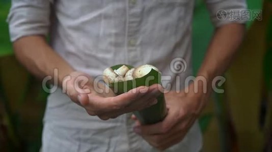 环保产品包装理念.. 用香蕉叶包裹的蔬菜，作为塑料袋的替代品。 零视频