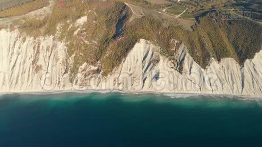 带悬崖和蓝海的岩石海岸鸟瞰图视频