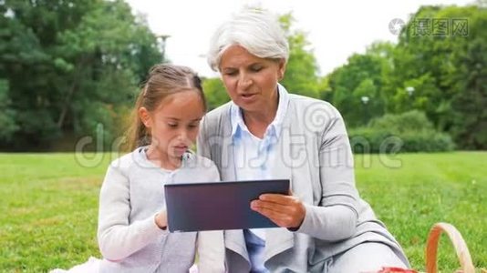 带平板电脑的祖母和孙女视频