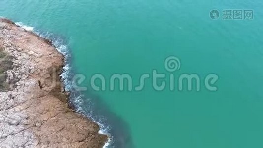 地中海的岩石海岸。 空中景观视频