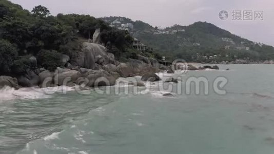 泰国海岸线，海浪冲击岩石，4K无人机飞行视频