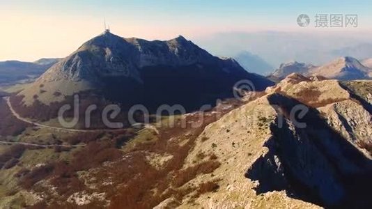 黑山Lovcen山上的Njegos陵。 空中苏视频