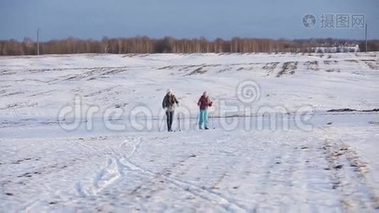 野外越野滑雪。视频