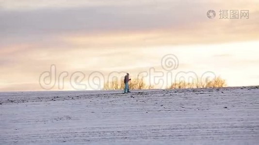 野外越野滑雪。视频