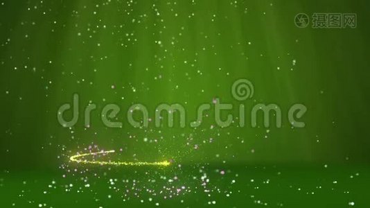 绿色大圣诞树从发光发亮的粒子在左边。 圣诞节或新年背景下的冬季主题视频
