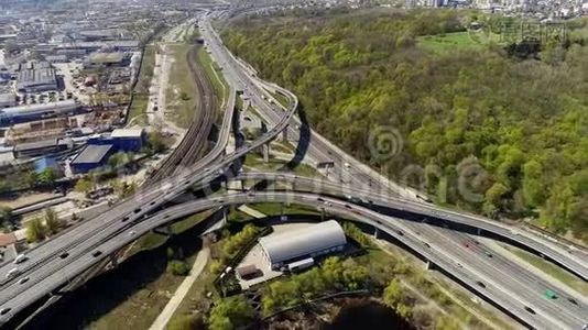 桥梁和公路上的城市交通视频