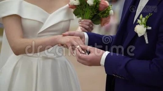 新娘和新郎在仪式上交换结婚戒指。 可爱的夫妇视频