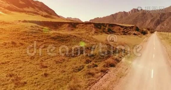 阳光明媚的夏季早晨，空中乡村山路和草地。 沥青公路和河流..视频