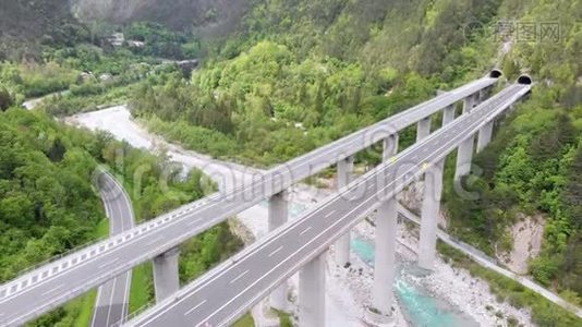高山混凝土支柱混凝土公路高架桥的鸟瞰图视频