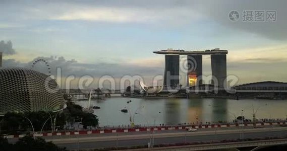 日落时的新加坡鸟瞰。 著名的滨海湾金沙酒店视频