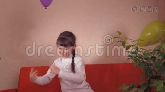 小女孩玩气球视频