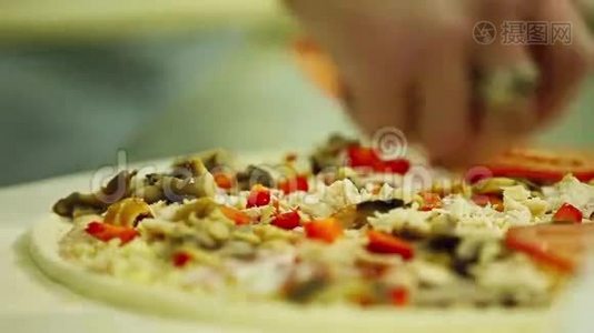 披萨上撒上意大利香料视频