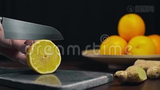 柠檬是用锋利的刀在岩石板上切片，新鲜的橙色切片，水果和维生素，素食，制作视频
