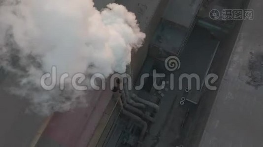 空中观景。 工业管道用烟雾污染大气.视频