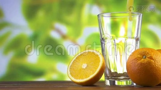 彩色背景下倒入杯中的橙汁视频