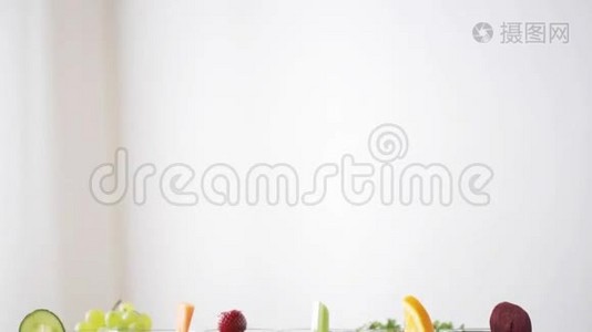 桌上有果汁、蔬菜和水果视频