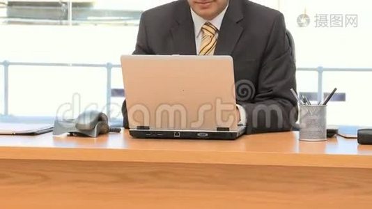 在笔记本电脑上工作的商人视频