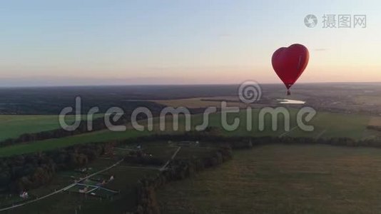 热气球形状的心脏天空视频