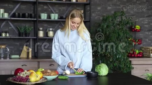 年轻女子在厨房做饭。 健康食品视频