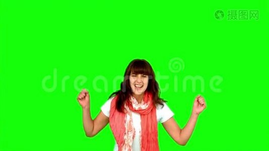 布鲁内特女人在绿色屏幕上跳跃视频