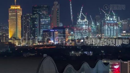 航空夜间城市景观与照明建筑迪拜市中心时间推移，阿拉伯联合酋长国。视频