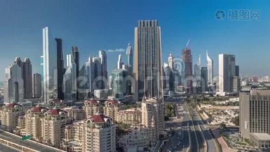 在阿联酋迪拜，谢赫扎耶德路和DIFC时间推移的建筑物的天际线视图。视频