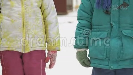 小男孩和小女孩握手友好视频