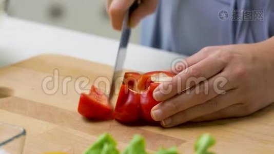 年轻女子在家剁椒.视频