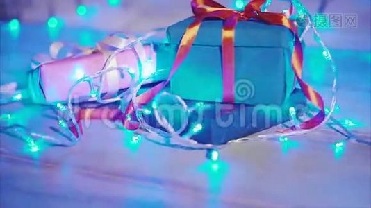 为圣诞节和新年礼物盒提供蓝色闪光花环视频