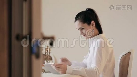 一桌一桌地喝咖啡的女人视频
