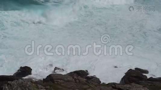 海浪对悬崖或海岸线的影响视频