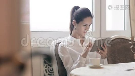 一桌一桌地喝咖啡的女人视频