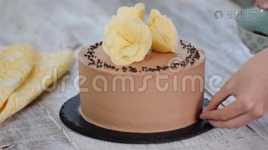 糕点厨师用巧克力装饰蛋糕。视频
