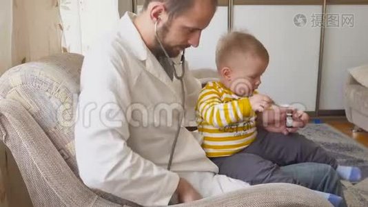 医生在家看望婴儿病人。 带听诊器的婴儿视频