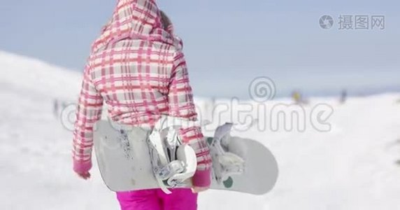 滑雪坡上快乐可爱的女滑雪板。视频