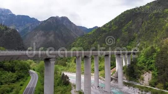 高山混凝土支柱混凝土公路高架桥的鸟瞰图视频