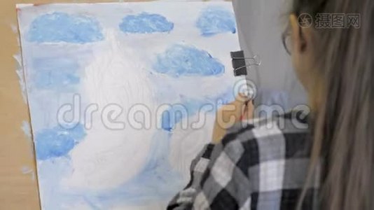 女孩在画布上用颜料作画。 艺术工作室课程视频