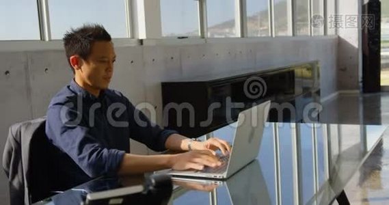 年轻的亚洲商界男性高管在办公室4k电脑上工作视频