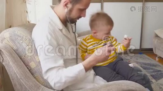 医生在家看望婴儿病人。 带听诊器的婴儿视频