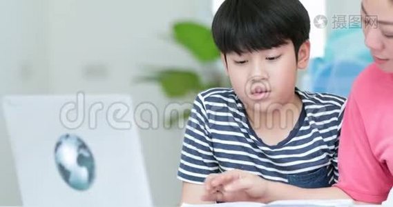 严肃的亚洲妈妈和儿子在客厅做作业。视频