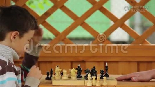 男孩下棋，动一动，儿子跟父亲下棋视频