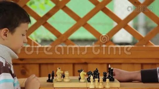 男孩下棋，动一动，儿子跟父亲下棋视频