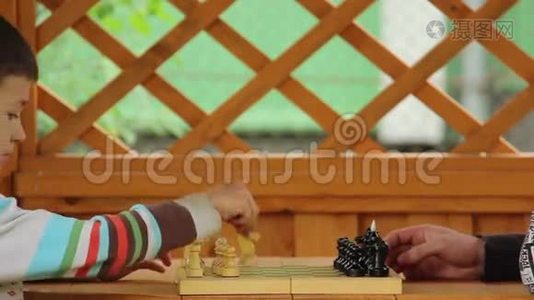 男孩下棋，动一动，儿子跟父亲下棋视频