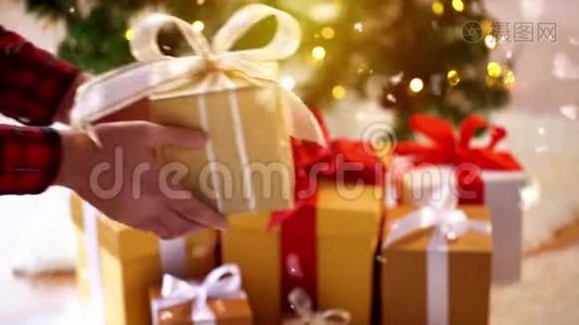 带圣诞礼品盒的情侣在家视频