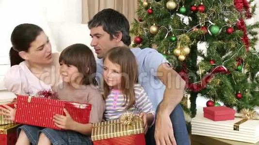 父母和孩子在家拿圣诞礼物视频
